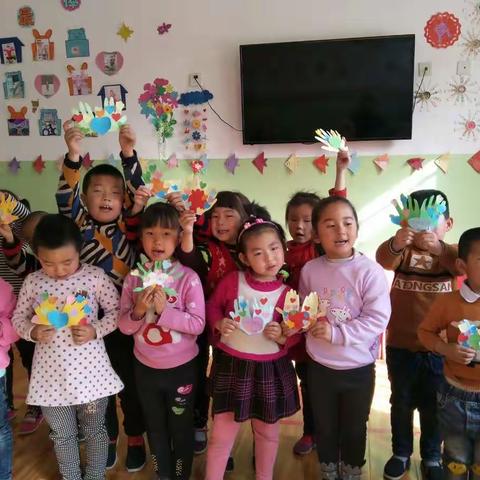 怀安镇中心幼儿园庆三八美术作品展！