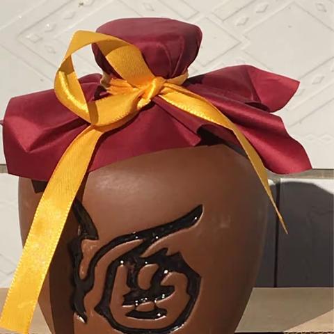 有一种酒叫：纯粮原浆五粮液，有一个定位叫：高品质，低价位，有一个品质叫：绿色、纯天然！无勾兑，有