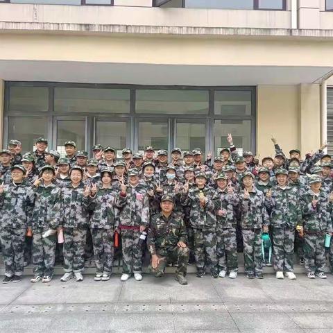 青春伊始，无惧考验，风雨洗礼后的花朵更娇艳                       ――荆门外语学校七（5）班2021年秋军训小记