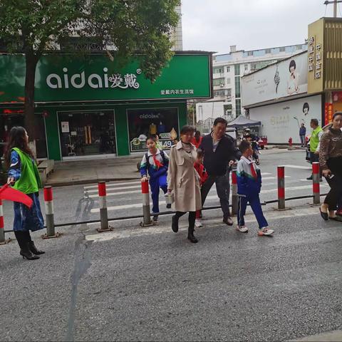 “家长护送队”为孩子撑起“安全伞”——城区三小245班家长义工