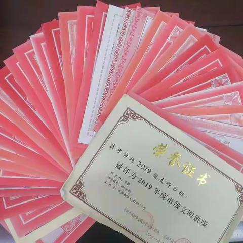 星光不负赶路人——记2020级优秀政治教师李静