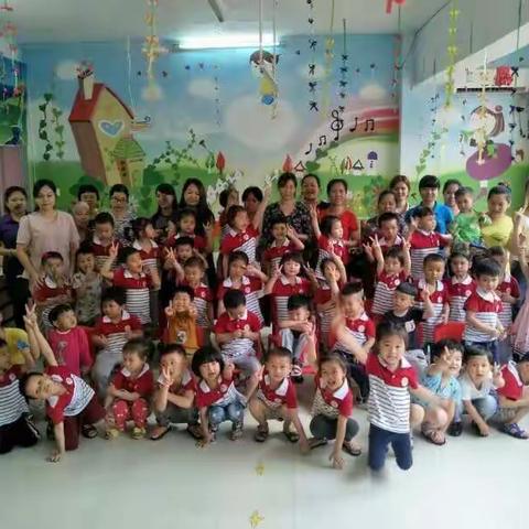 慈母手中线，游子身上衣。临行密密缝，意恐迟迟归。谁言寸草心，报得三春晖。晨曦礼仪幼儿园母亲节活动！