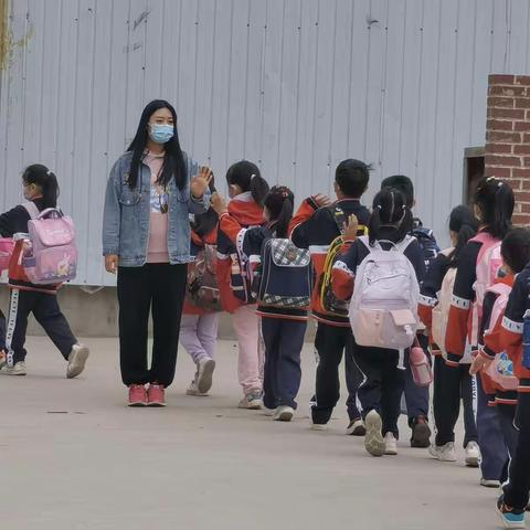 少有序，则国有序。一年级14班家长值周，保障学生有序入校。