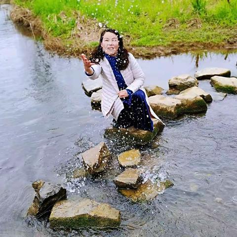 “踏春看美景，团建庆佳节”——湘西雅思实验学校庆“三八”妇女节活动