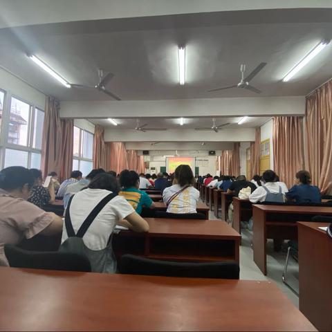 湘西雅思实验学校召开全体教师大会