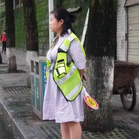 “学校吹哨、部门报到”护学岗