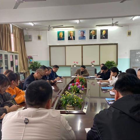 初一年级组召开全体教师会议