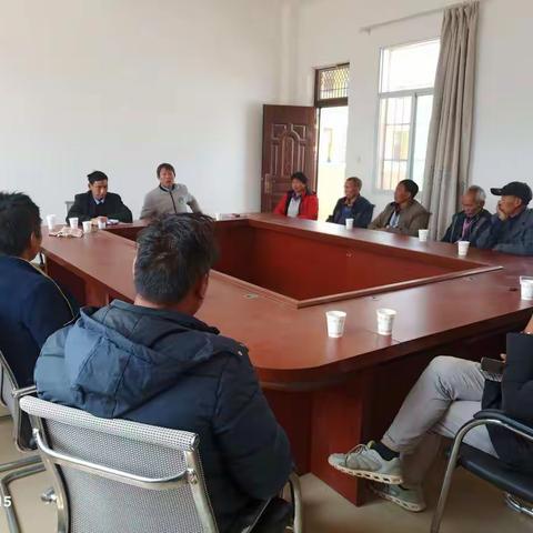 路则村委会召开村小组长会议