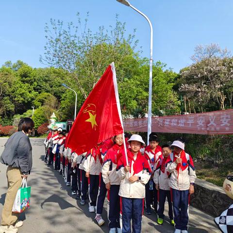 清明时节忆先烈 ，﻿远足之行悟初心