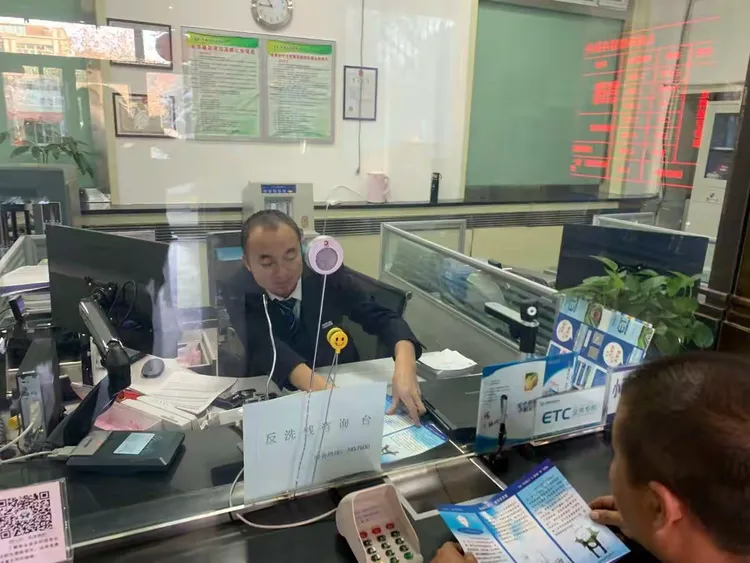 奇台农商银行总场支行开展“预防洗钱，维护金融安全”主题宣传活动