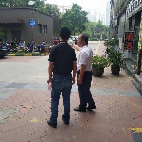 丈八街道住房保障科检查小区物业日常工作