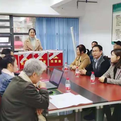 丈八街道办事处住房保障科组织绿地世纪城A区业委会换届工作