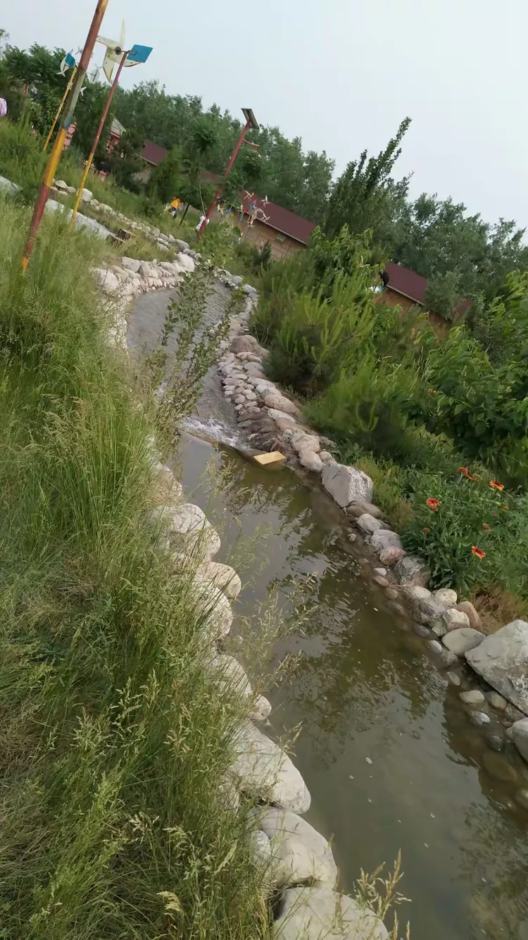 太原市尖草坪区天怡山农业生态园坐落于环境优雅,绿树成荫,空气清新的