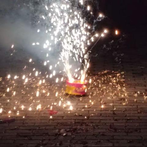 家乡美：除夕夜，小区又见人间烟火