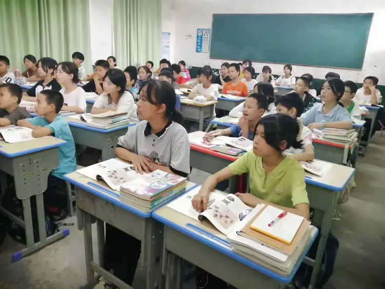 我们满月啦一一祁东县金桥镇一中150班初一新生九月校园生活侧影