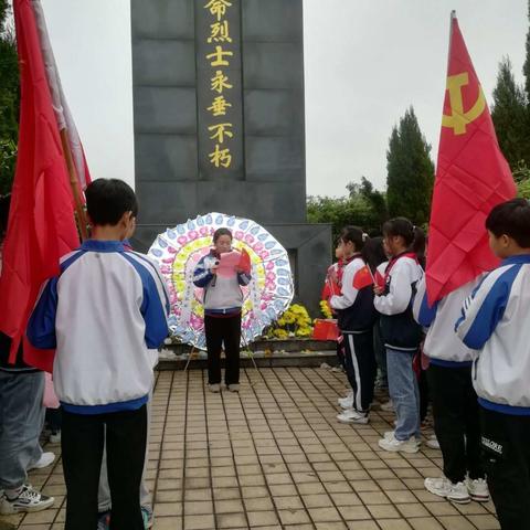 长平乡中学组织留守学生开展清明节祭英烈活动