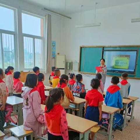 “你好，少先队！  ”  ——山城学区东江湖小学一年级入队仪式