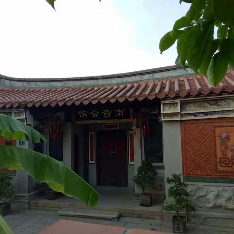 红墙朱瓦映古厝