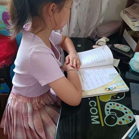 我是池阳小学二年级四班学生李奕萱，我正在参加池阳小学“喜迎二十大争做好少年”主题微实践“微悦读”主题活动。