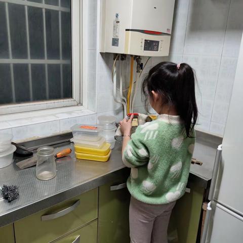 大家好，我是池阳小学三年级四班李奕萱，我正在参加池阳小学“微实践做中学”之“微劳动”活动。