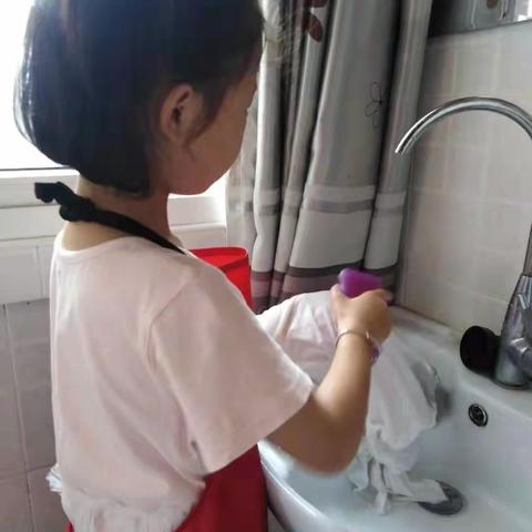 我是池阳小学一年级四班李奕萱，我正在参加池阳小学“童心向党、礼赞百年”主题微实 践“做一做”活动