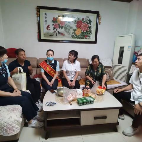 解放路街道绿苑社区退役军人服务站“关爱老兵 喜迎八一”走访慰问退役军人