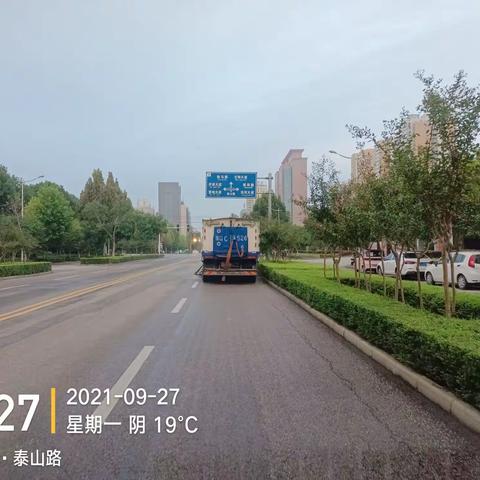 开发区城管局环卫所坚持精细作业，保障农洽会期间卫生干净整洁