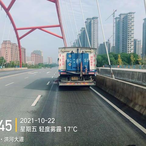 开发区城管局环卫所开展周五城市清洗行动