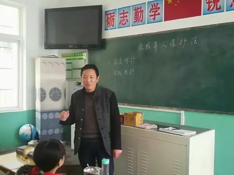 王大建副校长为全体学生做法制报告