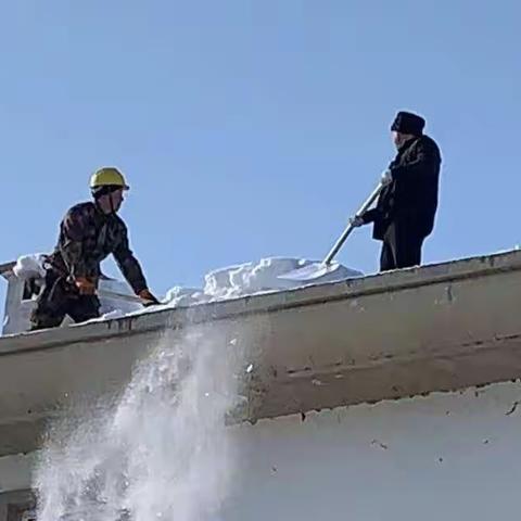 【物业公司】排除高空雪患守护居民“头顶安全”