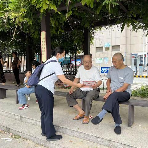 “提高金融服务水平，增强风险防范能力--新华路支行走进圣荣小区及周边商户金融宣传活动