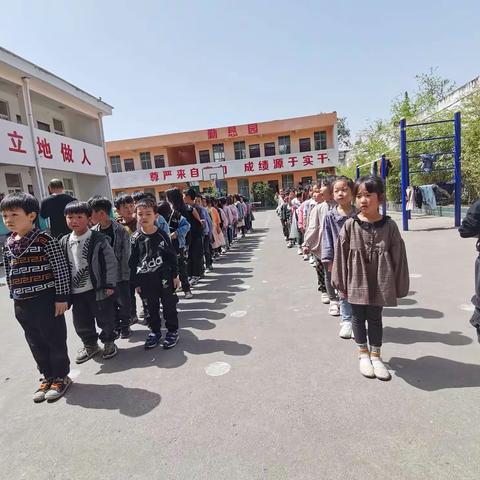 陵头小学“爱劳动，我光荣”暨欢庆五一国际劳动节课间跑操实训！