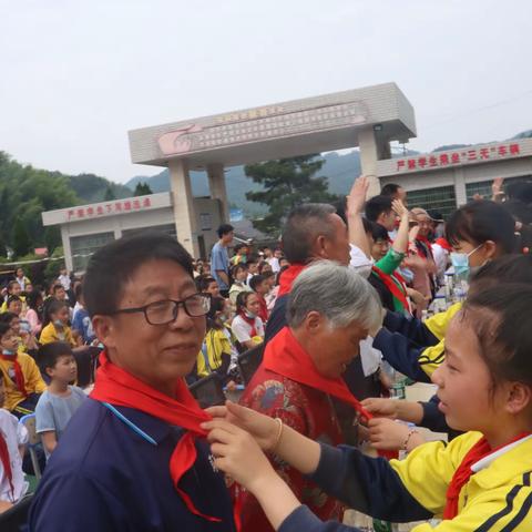 大熊山林场中心学校“红心颂党恩 喜迎二十大”文艺汇演暨新队员入队仪式