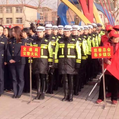 “鲜花送雷锋   善美在藁城”向藁城交警献礼