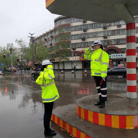 风雨无阻，忠实为民好“浇警”