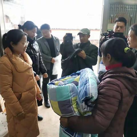 寒冬送温暖，真情暖人心