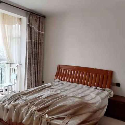 出租：东坡小学旁边，三房两厅两卫，家具家电齐全，价格优惠，看房方便。V61820—61657