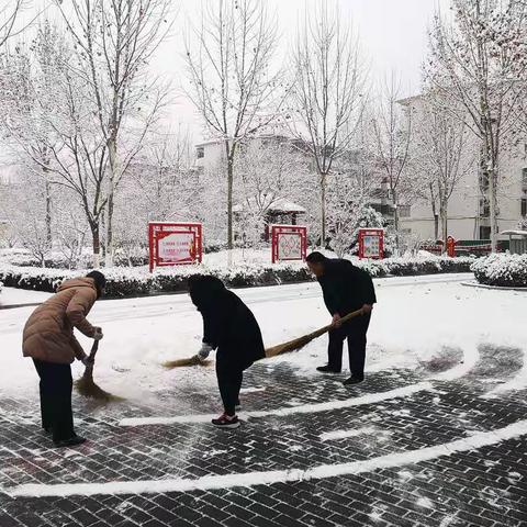 扫雪除冰  干出一条“平安”路