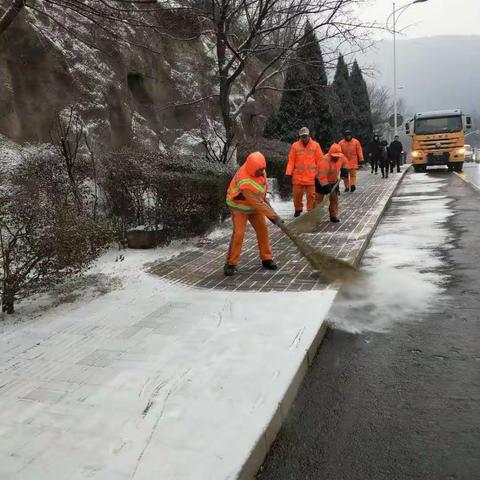 千佛山环卫所全力以赴做好清雪工作