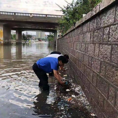 暴雨过后，那一抹“城管蓝”