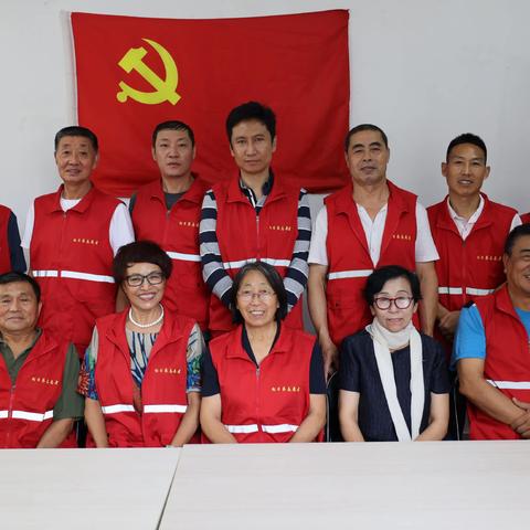 党旗！在社区高高飘扬！鞍山市铁东区巾帼志愿者，长甸街道，正兴社区志愿者等四团队联手举办党日主题活动