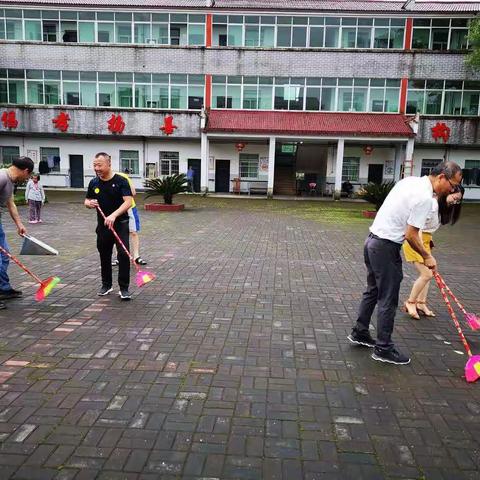 桐坪小学党员志愿者走进敬老院 志愿服务暖人心