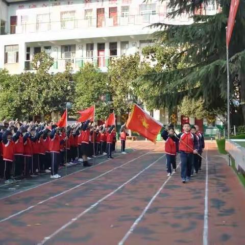 IO月12上午，西平县实验小学少先队开展了"争做新时代好队员，集结在星星火炬旗帜下"主题的庆祝建队日活动。