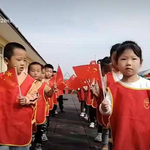 在中华人民共和国72华诞到来之际，南位中心幼儿园开展了“小小中国梦，深深爱国情”国庆节主题教育活动。