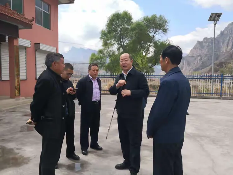 在瑶芝村，马新文副局长实地查看了群众活动广场，了解了危房改造进展情况，同村委研究制定了危房改造困