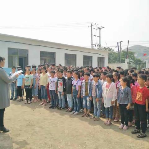 5月12日是我国第十个防震减灾日，内河小学开展了“防震减灾，珍爱生命”的主题升旗仪式。