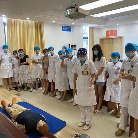 我院护理人员进行心肺复苏（CPR）操作考核