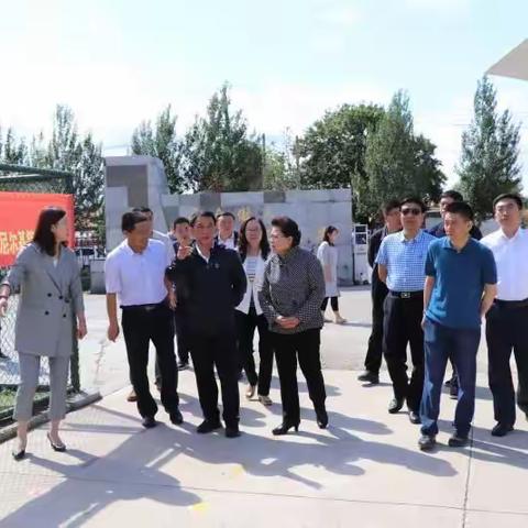 内蒙古自治区副主席艾丽华到尼尔基第三中学调研