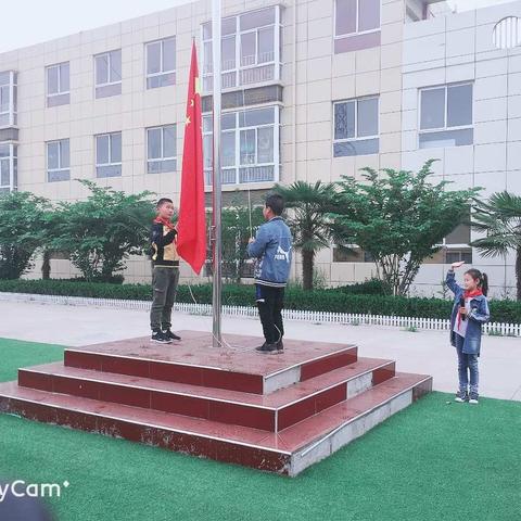 高陵区张卜张桥小学，五一升旗仪式简报为五月喝彩，为五月高歌，劳动最光荣！