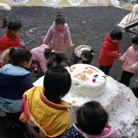 七巧板鑫邦幼儿园苗苗班小朋友和雪人⛄️的合影😁😁😁